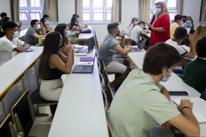 Alumnos de la Universidad Pablo de Olavide asisten de forma presencial a una clase. (Foto Universidad Pablo de Olavide)
