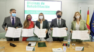 La consejera Marifrán Carazo, junto a los representantes de los arquitectos, aparejadores y administradores de fincas, tras la firma del protocolo.