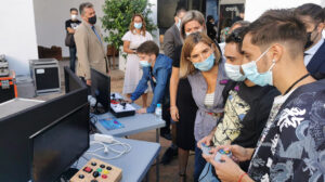 La consejera Rocío Blanco conversa con algunos participantes den el Festival Eutopía 21.