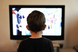 Un niño viendo la televisión.