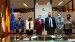 El consejero Javier Imbroda, junto a los firmantes del convenio que ayudará a prevenir el consumo de alcohol entre los escolares.