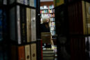 La consejera de Cultura y Patrimonio Histórico, Patricia del Pozo, mirando libros en una librería.