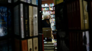 La consejera de Cultura y Patrimonio Histórico, Patricia del Pozo, mirando libros en una librería.