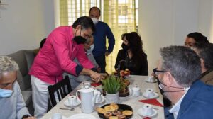 La consejera de Igualdad, Rocío Ruiz, durante su visita a un recurso para personas sin hogar en Huelva.