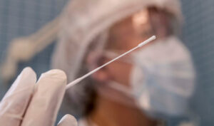 Sanitario a punto de tomar una muestra para realizar un test de coronavirus (Foto: EFE).