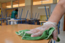 Operación de limpieza en un colegio andaluz. (Foto Archivo EFE)