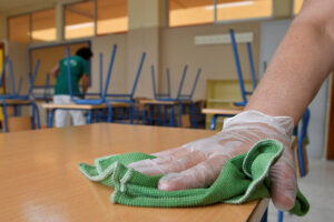 Operación de limpieza en un colegio andaluz. (Foto Archivo EFE)