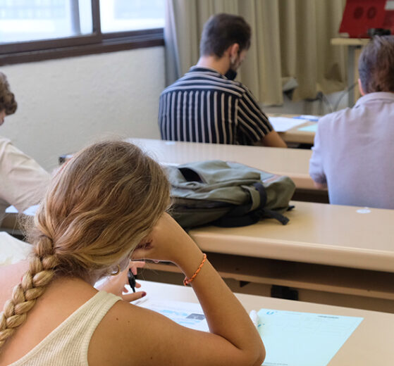 Unos alumnos realizan uno de los exámenes de la PEvAU extraordinaria. (Foto Universidad de Sevilla)