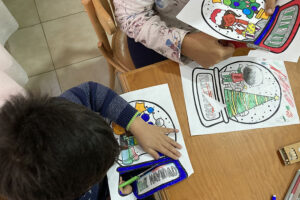 Algunos de los niños acogidos al programa Vacacionantes del IAM haciendo manualidades navideñas.