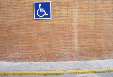Plaza de estacionamiento reservada a vehículos de movilidad reducida.