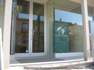 Puerta principal de la Fundación Andaluza Accesibilidad y Personas Sordas